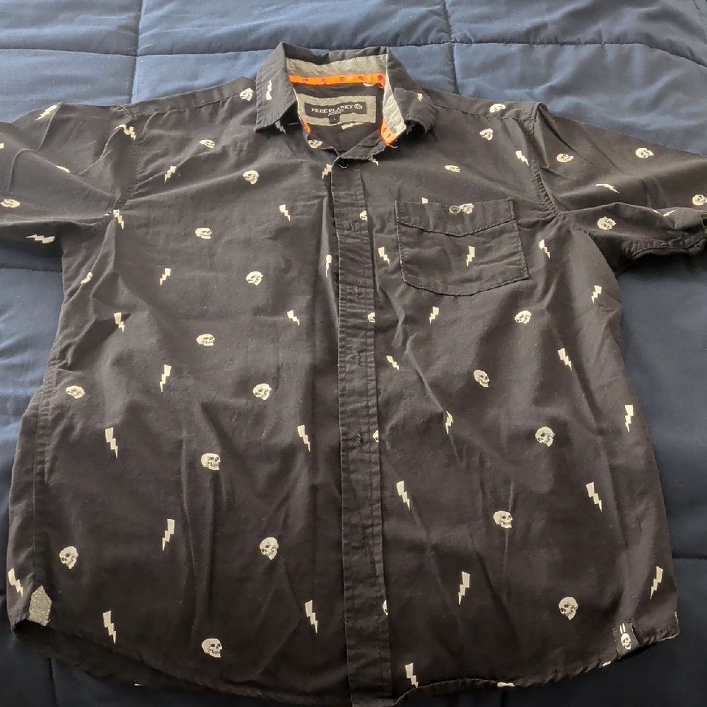 Men's Black Short-Sleeve Button-Up Shirt with Lightning & Skull Print